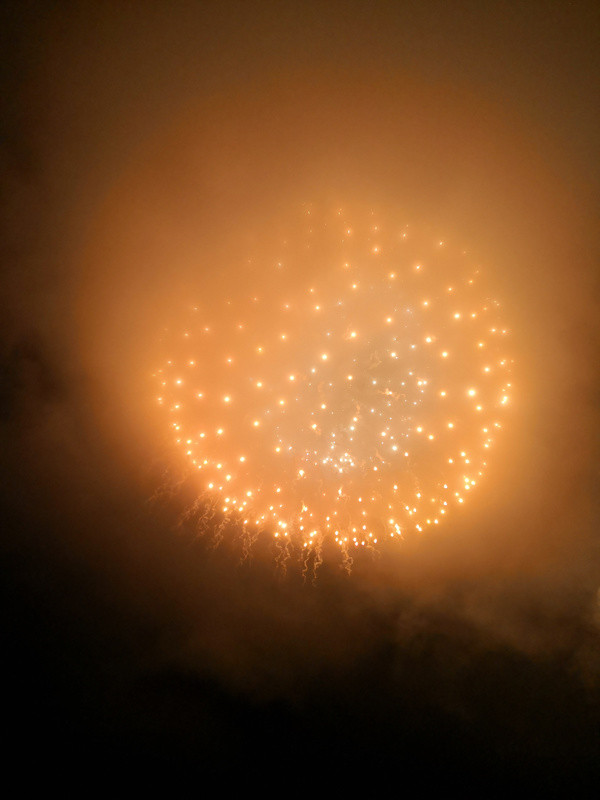 ガスの中で花火が。天候もあいまって、謎写真が多数