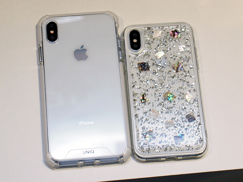 右の5.8インチ版はiPhone Xと同サイズでケースを作る必要がないという。左は6.5インチ版。ともにデュアルカメラだ