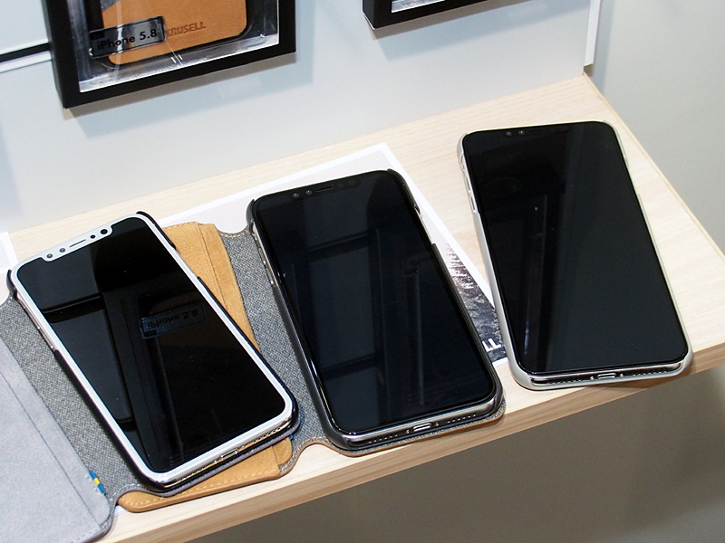 別のメーカーにも3サイズのモックがそろっていた。担当者によると、情報の確度は99.5%と高く、出荷の準備も進んでいるそうだ