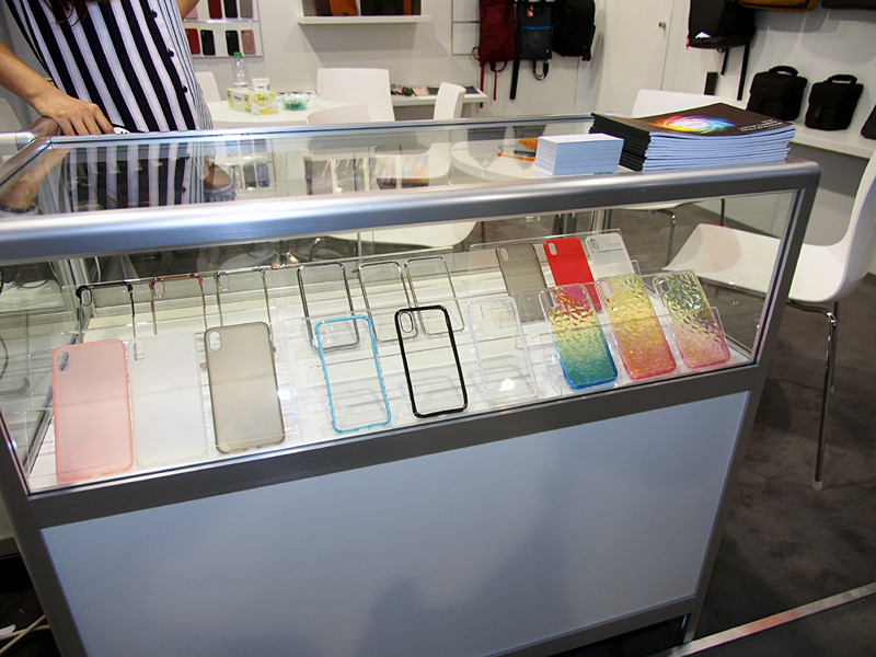 モックアップまで展示していたメーカーは少数派だが、新iPhone用のケースはさまざまなブースで見かけた