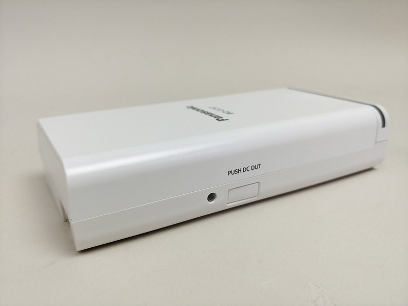 反対の側面にあるボタンを押せば……