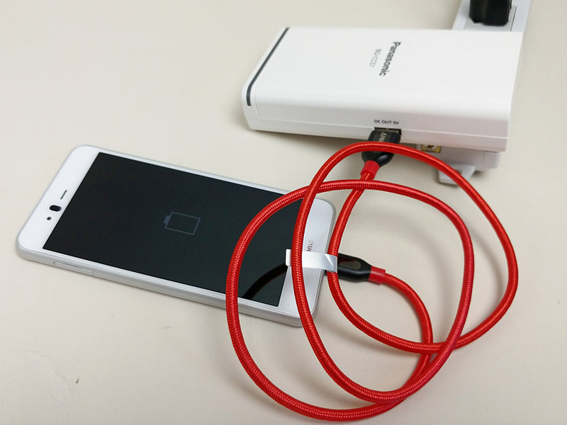 コンセントに接続した状態なら空でもUSB給電可能。電池をセットしていても、電池の充電は同時にはされない