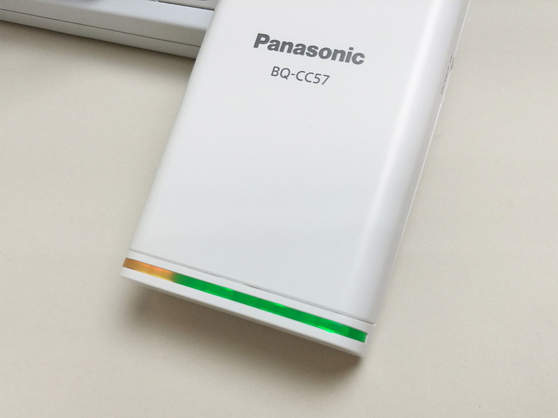 赤は残量20％以下、黄色は80％以下、緑は99％以下。消灯すると満充電になったことを表す