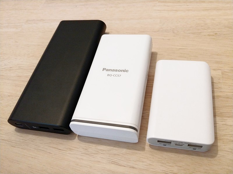 モバイルバッテリーと比較。左が26800mAh、右が約10050mAh。体積で見ると26800mAhに近い