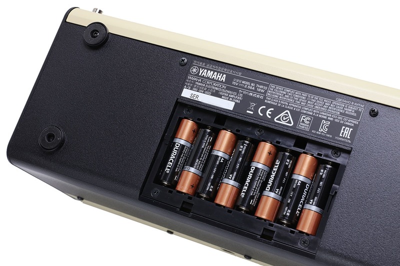 THR10の幅やフットプリントはテンキーレスキーボード程度。さほど邪魔になりません。電池でも使えますので、電源コードやACアダプターの煩雑さもなくスッキリ利用できます。