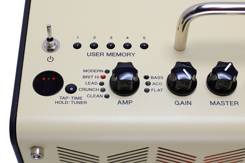 THR10の操作部。GAINやMASTERおよびBASS・MIDDLE・TREBLEといった歪み・音量・音質調節つまみのほか、CHORUS・FLANGER・PHASER・TREMOLOやDELAY・DLY/REV・SPRING・HALLといったエフェクターも使えます。ギターとUSB/AUXの音量は個別調節。右端にあるAMPつまみでシュミュレートするアンプ種類（というか系統）を変えられます。細かく音質調節などした結果は、USER MEMORYとして5セットまで保存し、ワンタッチで呼び出すことができます。