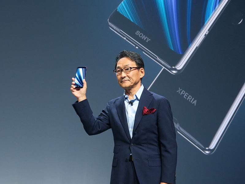 発表されたばかりのXperia XZ3を掲げる岸田氏