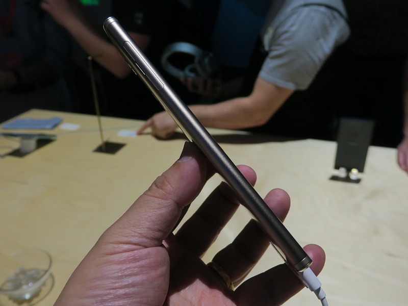 左側面にはSIMカードとmicroSDカードのスロットを備える。ピンを使わず、爪先などで引っかけて取り出せる形状