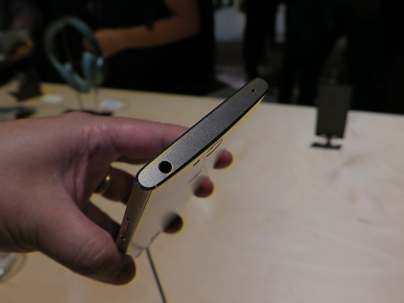 上部には3.5mmステレオイヤホン端子を備える