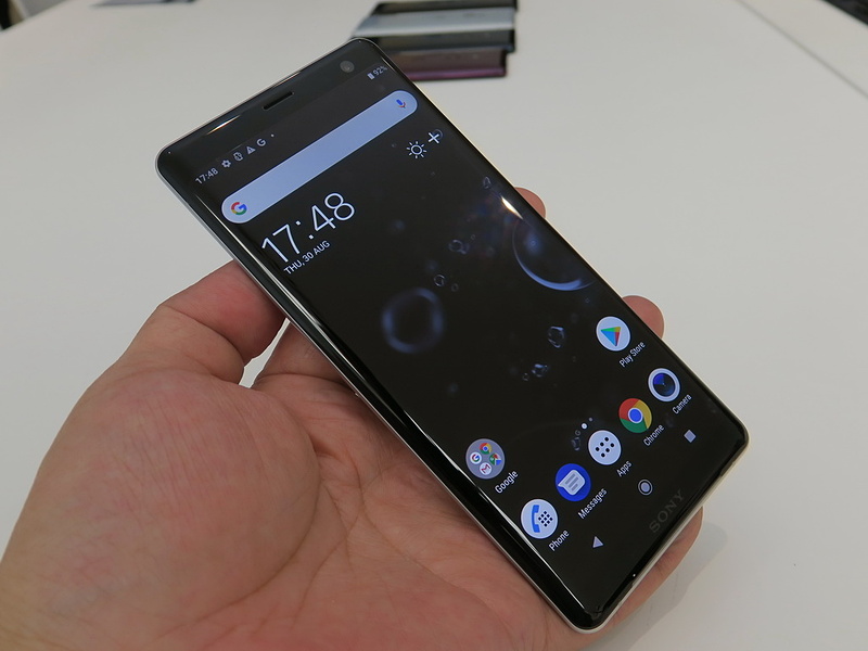 Xperiaシリーズ初の有機ELディスプレイを搭載したXperia XZ3。ディスプレイの両側面部分は湾曲したデザイン
