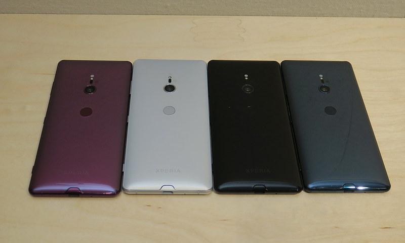 左から順に、Bordeaux Red、White Silver、Black、Forest Greenの4色をラインアップ