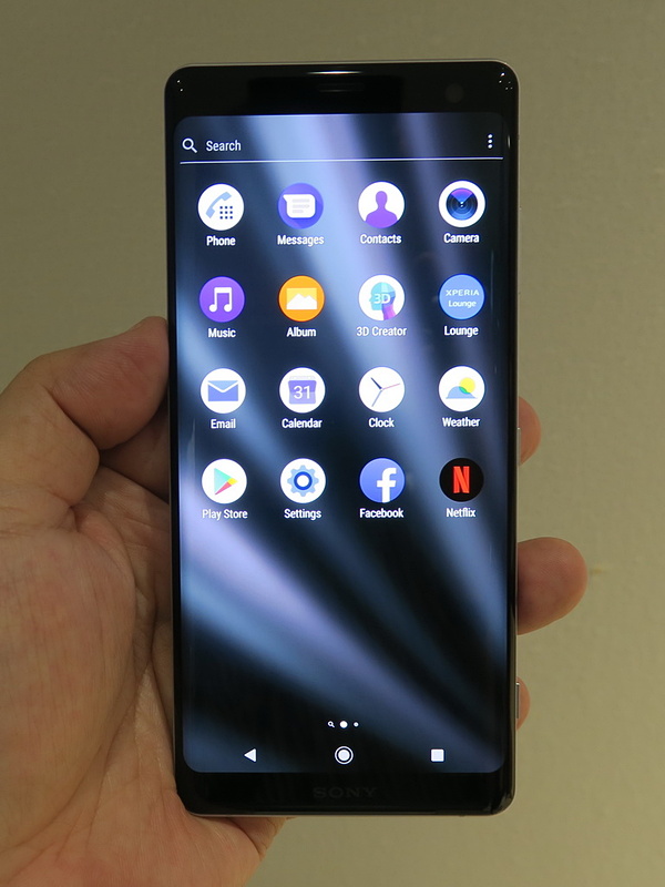 ディスプレイの上部にはノッチがないスタンダードなデザイン