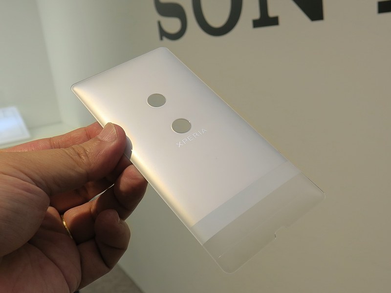 ガラス面に何層も重ねて塗装することで、美しいカラーに仕上げている