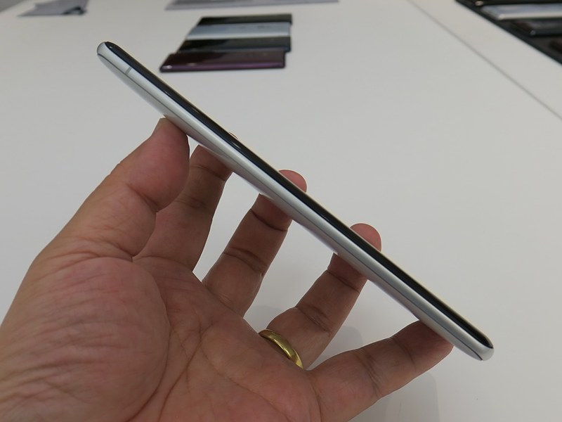 左側面には何もないすっきりした仕上がり。前後面が側面に向かって、湾曲していることがわかる