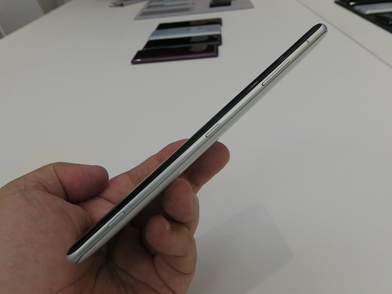 右側面には音量キー、電源キー、カメラキーが並ぶ