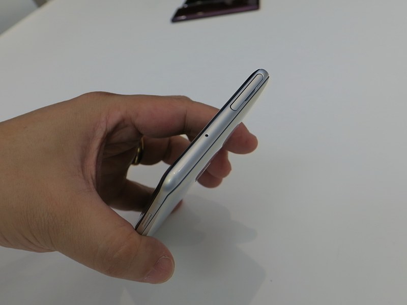 上部には爪先などで引っかけて取り出せるSIMカードスロットを備える