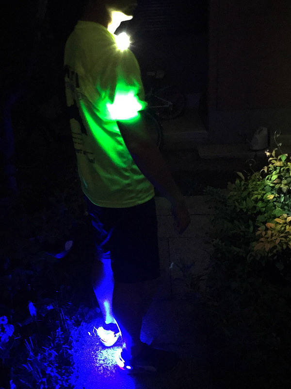 3製品、すべて着用した筆者の様子。さながら一人夜祭です。このまま走ると別の意味でギョッとされること必至