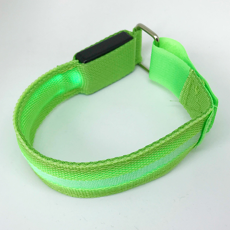 アームバンド式のLEDライト。バンド部分が硬い素材なので素肌に巻くのはオススメできません