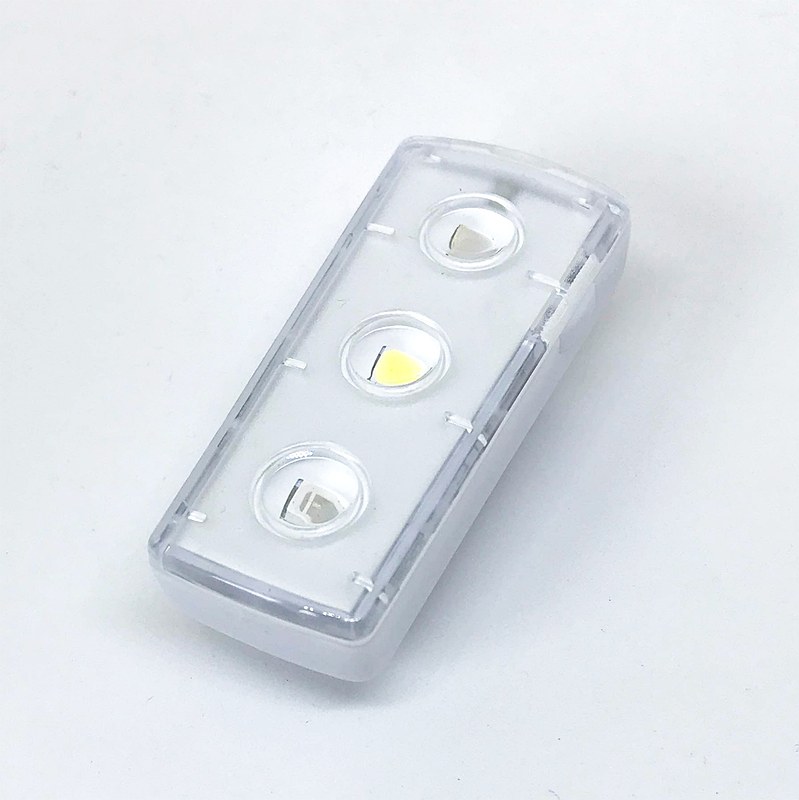 クリップ式LEDライト。白・赤・青のLEDライトを備えています