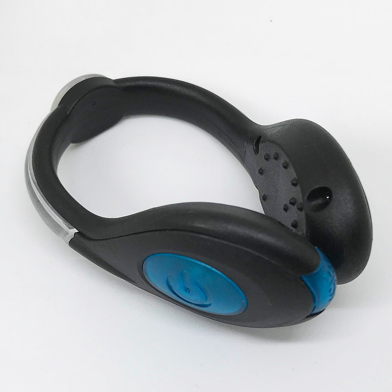 シューズクリップ式ライト。手前に見えている楕円部分がスイッチです