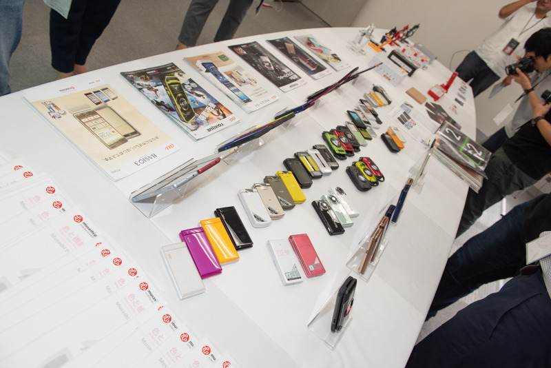 武蔵塗料が開発に関わった携帯電話・スマートフォンなども展示された