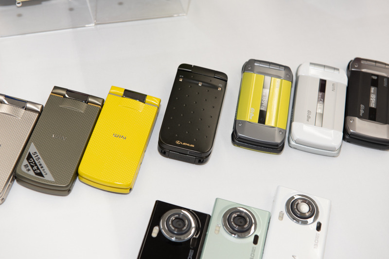 武蔵塗料が開発に関わった携帯電話・スマートフォンなども展示された