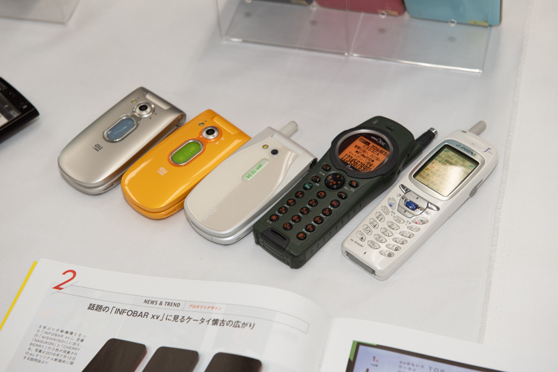 武蔵塗料が開発に関わった携帯電話・スマートフォンなども展示された