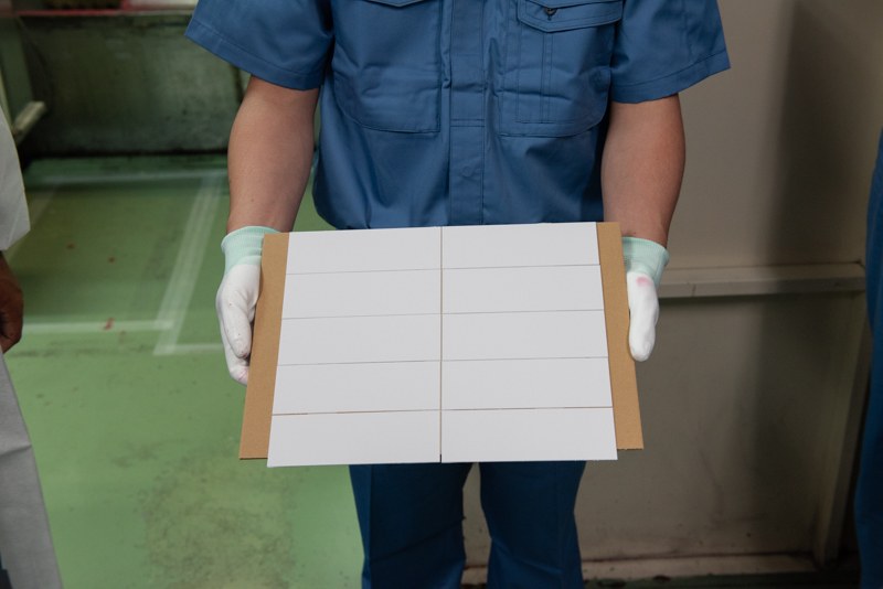 プラ板にINFOBAR xvのNISHIKIGOIの赤で調色された塗料を吹き付ける