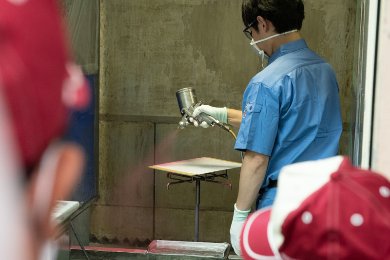 プラ板にINFOBAR xvのNISHIKIGOIの赤で調色された塗料を吹き付ける