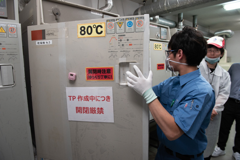 乾燥機に入れて乾燥させるが、表面は硬化しておらず塗膜がまだ柔らかい