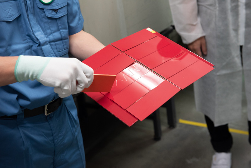 乾燥機に入れて乾燥させるが、表面は硬化しておらず塗膜がまだ柔らかい