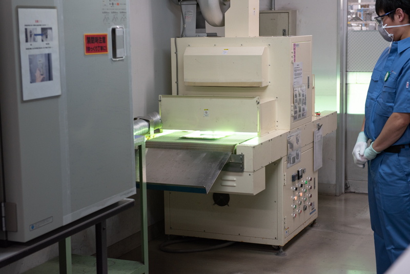 強力な紫外線照射装置で硬化