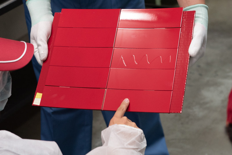 硬化が終わると、ほぼ製品に近い状態に。触れても固いことがわかる