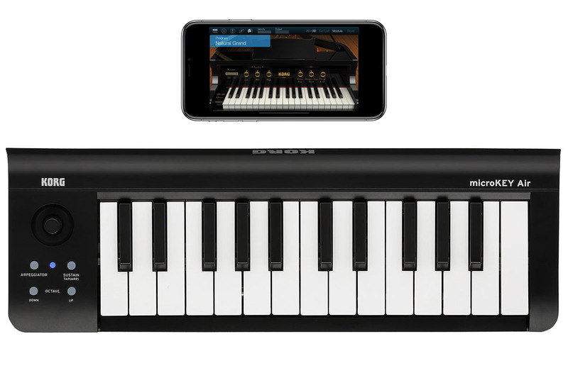 KORGの「microKEY Air」。Bluetooth MIDIおよびUSBに対応した、無線/有線両対応のMIDIキーボード（ミニ鍵盤）です。鍵盤数や若干の機能性違いで4タイプあり、25鍵、37鍵、49鍵、61鍵の4タイプがあります。左写真は最も小さい25鍵モデルとiPhone Xを比較した様子。机上に置いてもあまり邪魔にならないサイズです。