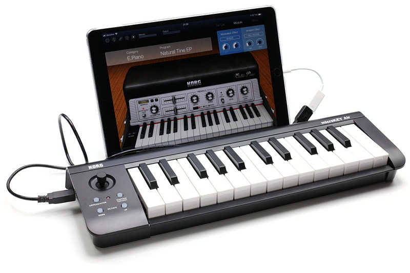 左はUSB接続。USB接続のMIDIキーボードをiOS端末と接続する場合、「Apple Lightning - USBカメラ・アダプタ」とUSBケーブルが必要です。昔からあるMIDIケーブル（データ送受信する場合は2本も必要）と比べるとけっこうスッキリしていますが、それでもキーボードや端末周辺がゴチャつきます。右はBluetooth接続ですが、ケーブル一切ナシでとてもスマート＆スッキリです♪