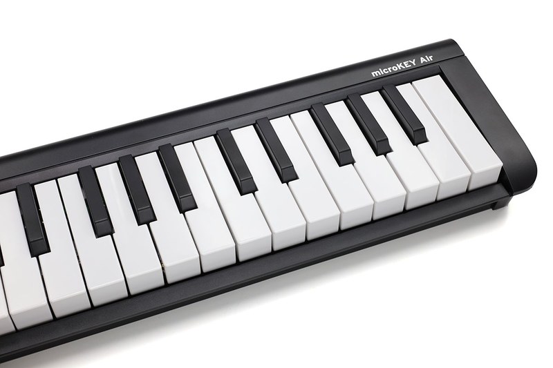 左がmicroKEY Airシリーズの鍵盤で、右がフツーのミニ鍵盤（カワイ/HYPERCAT）。microKEY Airシリーズには「小さくても弾けるナチュラル・タッチ・ミニ・キーボードを搭載」しているとのことで、打鍵感がひと味違います。個人的には「ミニ鍵盤だからとバカにできない使い心地」があると感じています。
