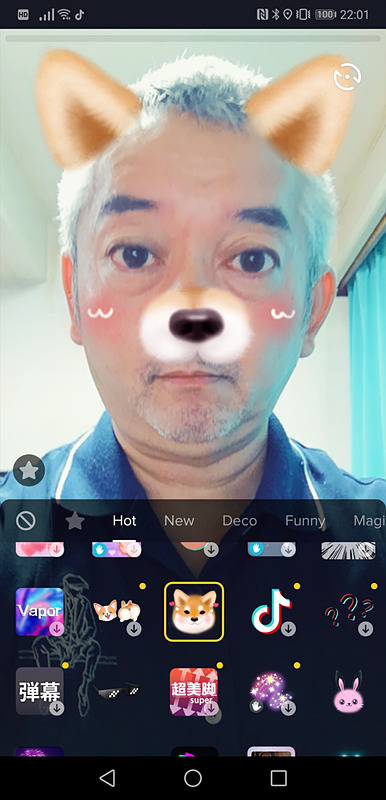 「SNOW」のように自分の顔にエフェクトを付けて投稿することもできる。美顏エフェクトを使う女性ユーザーも多いようだ