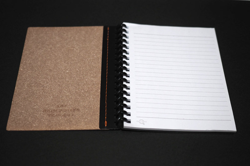 ノートにUVライトを照射。すると右のように白いページだけがうっすらと光ります。これは紙に蛍光物質（蛍光染料）が含まれているからです。こういった紙は、ハッキリしたホワイトに見えるよう、蛍光染料を含ませていることがあります。