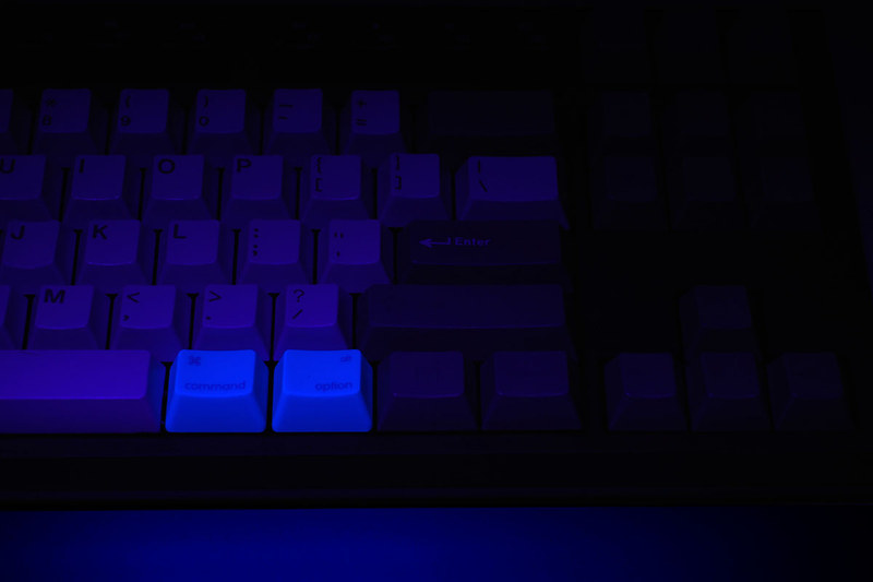 キーボードに照射。2つのキーが光りました。これらのキーに蛍光物質が含まれていることがわかります。見た目は深みのある青いキーですが、その深みを出すために蛍光染料を使っているんでしょうか？