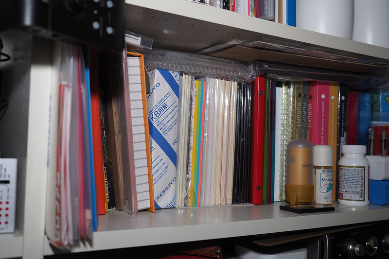 紙類を置いている本棚を照射。中央にピンク色の線が見えますが、これはピンク色の大判ポストイットです。ほか、白い紙や白い樹脂もほのかに光っています。