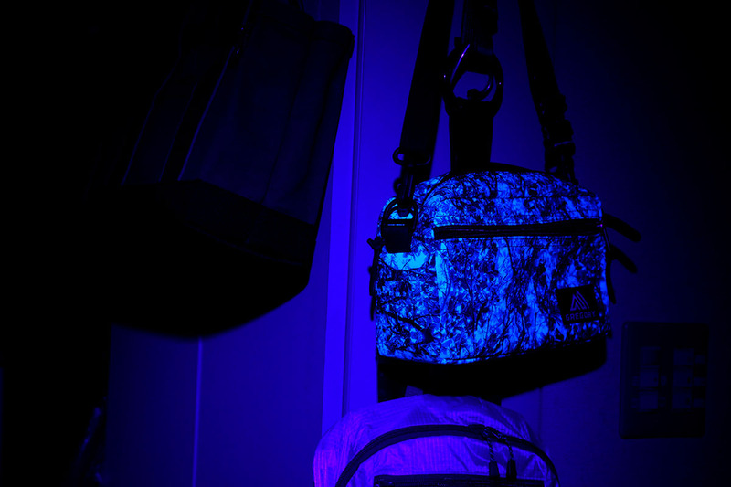 吊してあるバッグ類に照射。雪上迷彩柄っぽいバッグが強めに発光。ほかのバッグは案外発光しませんでした。