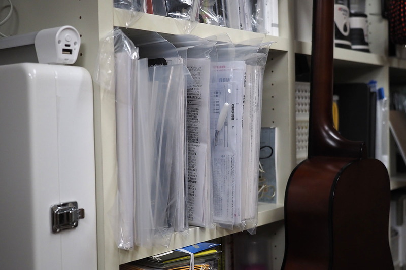 説明書の類が入った本棚を照射。説明書ってけっこう強めに光りますね～。紙質を抑えつつキレイな冊子に見えるように蛍光染料を多めに使っている？　よくわかりませんが興味深いです。