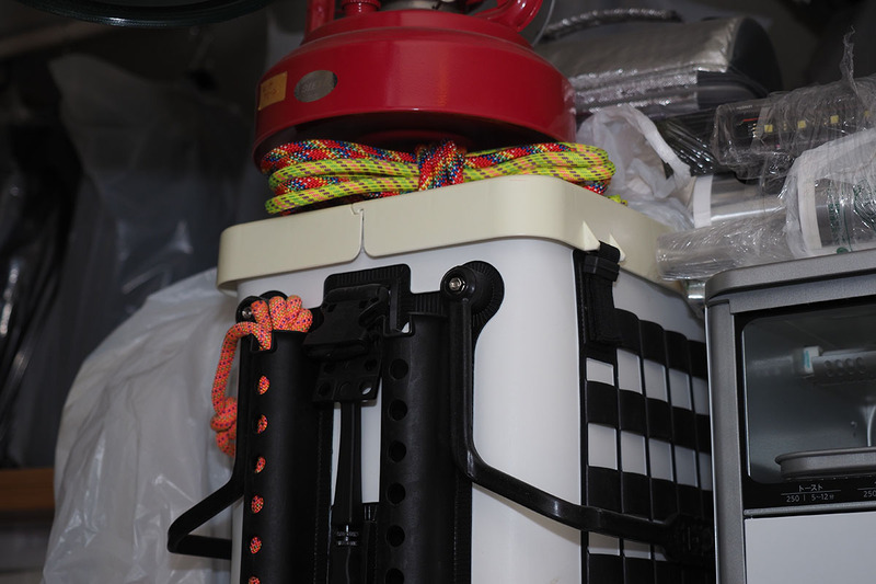 釣り具が入った防水バッグに照射。登山用ロープ（ボート係留に使用）がよく発光しました。