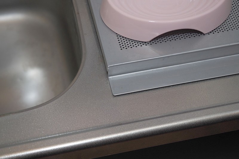 流し台付近。UVライトで照射すると点々とした汚れが見つかります。写真では1つですが、肉眼だと多々見えちゃってウンザリです。