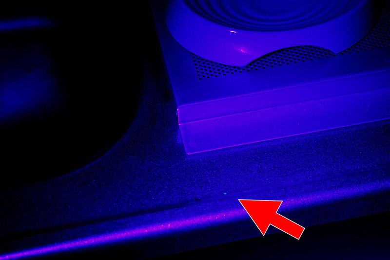 流し台付近。UVライトで照射すると点々とした汚れが見つかります。写真では1つですが、肉眼だと多々見えちゃってウンザリです。