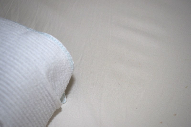 ベッドのシーツ。謎のシミが見つかってしまいました。即シーツ交換！