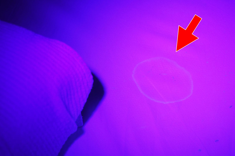 ベッドのシーツ。謎のシミが見つかってしまいました。即シーツ交換！