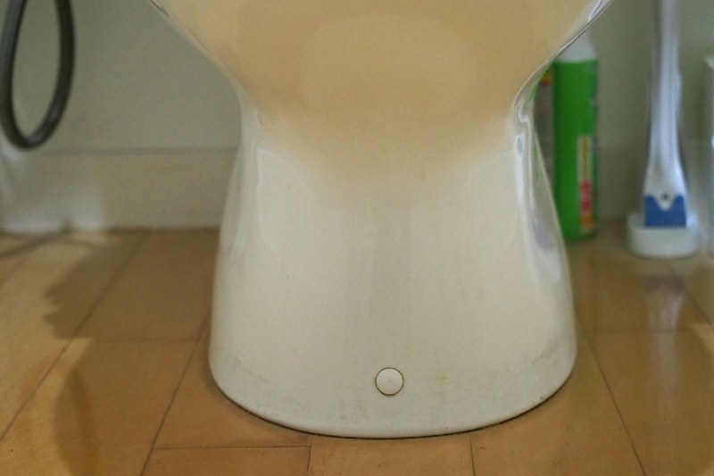 トイレの便器下部。一見、汚くは見えませんが……UVライトで照らすと液体が流れた痕跡がいくつも。実際はもっとハッキリ、たくさん見えてしまって絶望的な気分です。たぶん洗剤や尿。