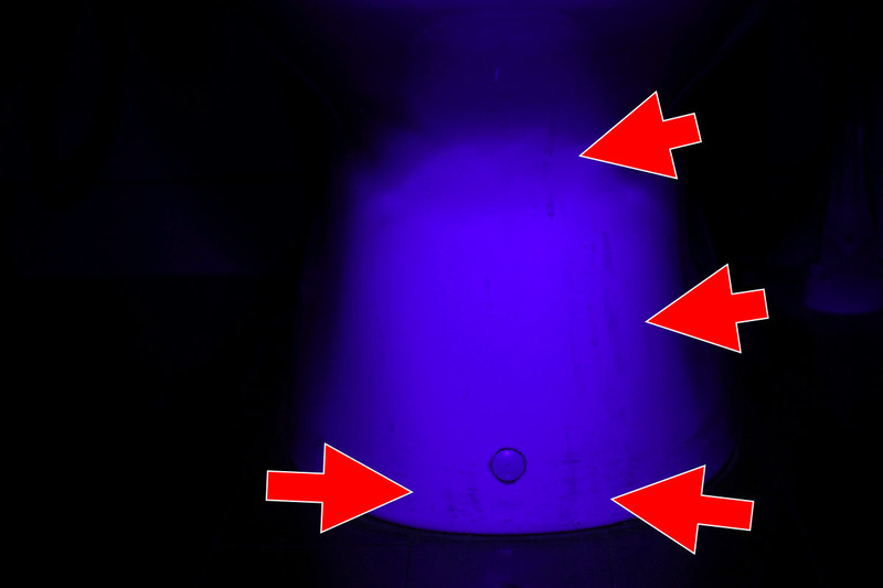 トイレの便器下部。一見、汚くは見えませんが……UVライトで照らすと液体が流れた痕跡がいくつも。実際はもっとハッキリ、たくさん見えてしまって絶望的な気分です。たぶん洗剤や尿。