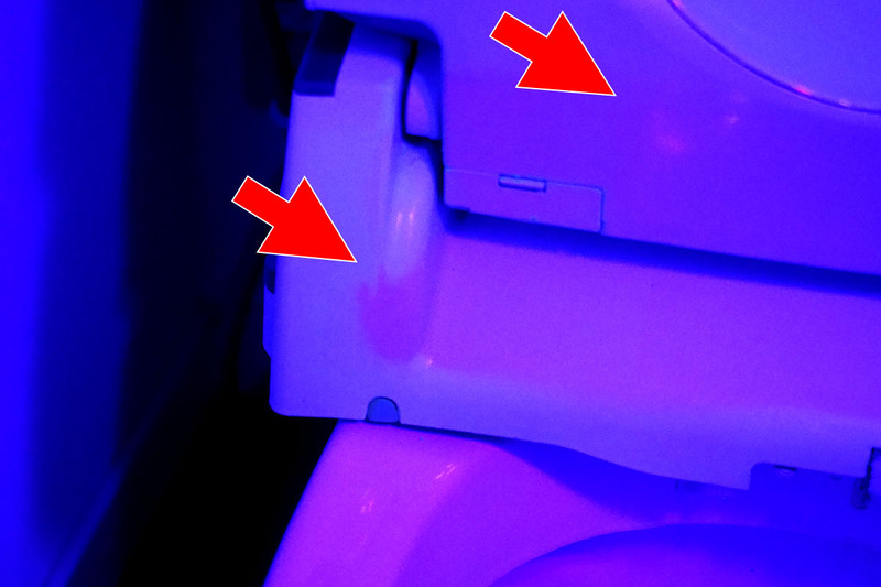 温水洗浄便座のヒンジ部分。白とピンクに色分けされているような箇所は、恐らく洗剤を広範囲で拭き忘れた跡だと思います。上のピンク色は尿汚れかもしれません。